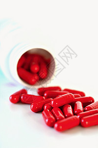 红色胶囊红色溢出胶囊疾病医疗卫生药品药店宏观止痛药处方制药白色背景