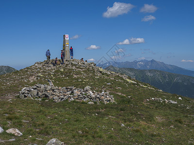 斯洛伐克 西塔特拉山 2019 年 7 月 4 日 一群徒步旅行者在西塔特拉山的 Baranec 峰顶休息 并欣赏 Rohace图片