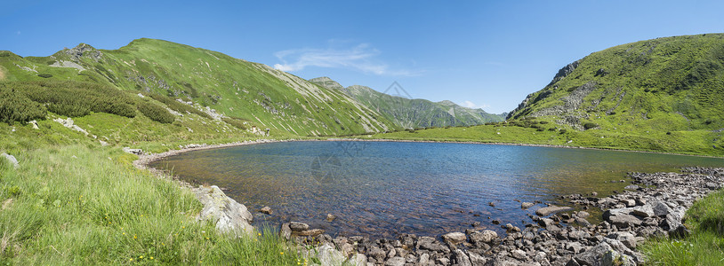 罗哈斯美丽生动的蓝色清澈山湖的全景 拥有绿色山峰 西塔特拉山脉 Rohace 斯洛伐克 夏日阳光明媚的蓝天背景背景