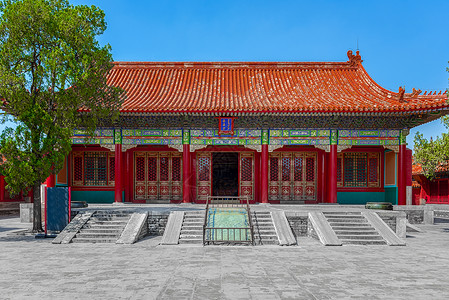 蓝色天空下传统的中国建筑 有文字写着 G高清图片