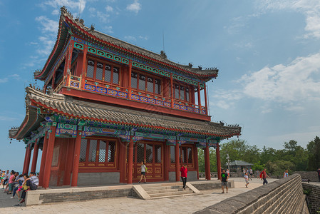 中国山海关2016 年 7 月 13 日 海上的古庙 地方也叫山海关 是秦皇岛市的一部分 它的字面意思是山海之口历史旅游宗教遗产背景图片