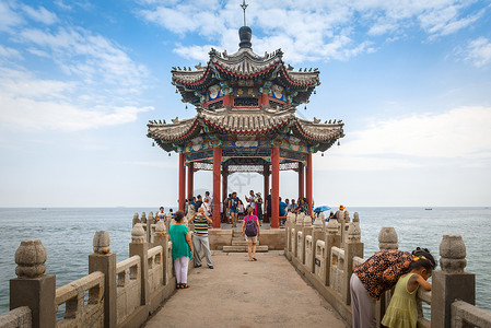 中国山海关2016 年 7 月 13 日 海上的古庙 地方也叫山海关 是秦皇岛市的一部分 它的字面意思是山海之口地标防御寺庙旅行背景图片