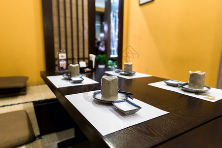 日式餐厅大餐桌房间桌子盘子筷子食物酒吧文化黄色背景图片