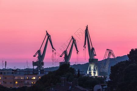 码头工业货运起重机船运运输海洋重工业造船船厂港口橙子工作金属图片