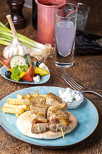 古希腊语迷迭香烧烤盘子酸奶木头烤串黄瓜猪肉面包羊肉高清图片