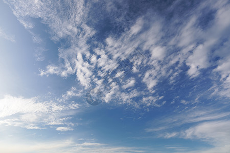 蓝天空上的白云作为背景纹理背景图片