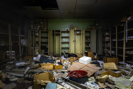 废弃建筑里乱成一团的空房 堆满垃圾背景图片