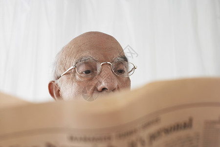 高级男子在眼镜中 看报纸的快报男士男人智慧阅读知识秃顶闲暇成人活动老年背景图片