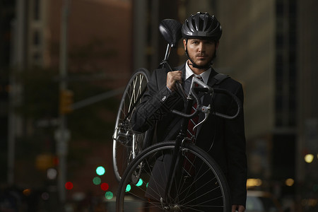 商务人士站在街上 手持自行车肖像商业男人闲暇黑色胡子街道商务白发成人城市背景图片