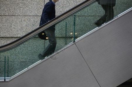 日本东京国际东京论坛 两名男子升起扶梯中段的阶梯办公楼商业位置自动扶梯人士场景城市商务两个人背景