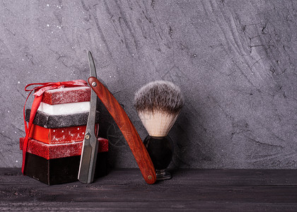 剃须工具木本底的剃刀 刷子 圣诞节礼物背景