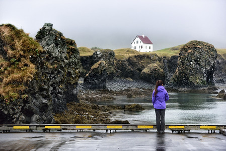 斯泰港冰岛在的自然景观 女游客在西冰岛看壮观的海岸和海洋的旅行照片 来自冰岛港背景