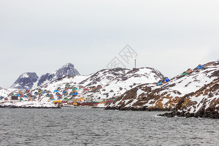 中间岩石峡湾的多姿多彩的北极村民房场景文化风景村庄建筑物旅行旅游岩石房子峡湾背景图片