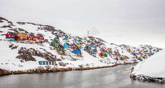 中间岩石峡湾的多姿多彩的北极村民房房子场景建筑物风景建筑学天空岩石气候全景峡湾背景图片