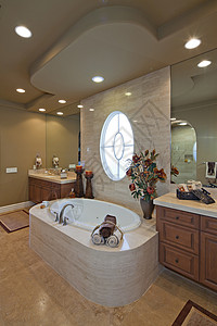 在豪华的洗手间用圆窗户洗澡和下水花朵房间镜子毛巾场景温泉照明蜡烛奢华自然光背景图片