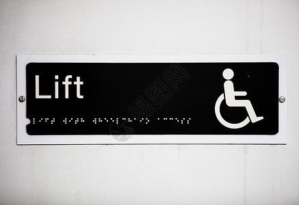 特写墙壁上的残疾人电梯标志监管视图文本特写通讯轮椅安全背景图片