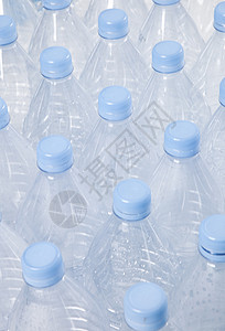 对带蓝色盖盖的空塑料瓶的特写视图环境问题特写命令画幅回收瓶盖对象静物塑料瓶子背景图片
