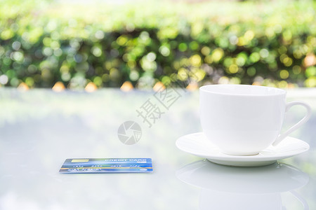 家里桌上的咖啡杯饮食金融杯子休闲时光卡片商业时间咖啡店空白背景图片