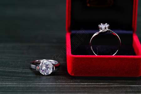 红色珠宝盒中的钻石戒指礼物奢华首饰红框珠宝订婚展示魅力宏观婚姻背景图片