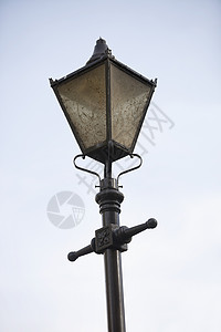 旧式街灯笼对天亮天空金属路灯玻璃背景图片