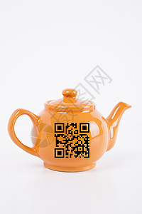特写橙水壶 用条码覆盖白背景茶壶身份刀具视图静物风格特写影棚陶瓷橙子背景图片