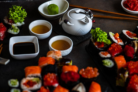 寿司 生生和寿司胶卷贴在石板上食物执事鱼片鳗鱼筷子环境大豆石头杯子海鲜背景