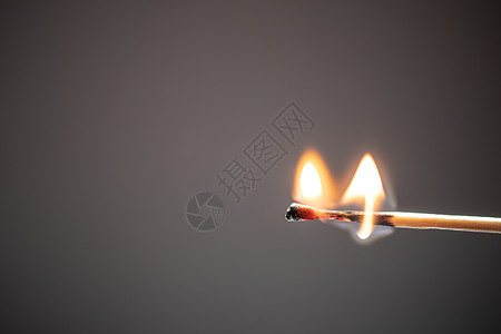 用过火柴用火火焰烧火火柴 向上变黑木头煤炭火炬黄色燃烧黑色背景