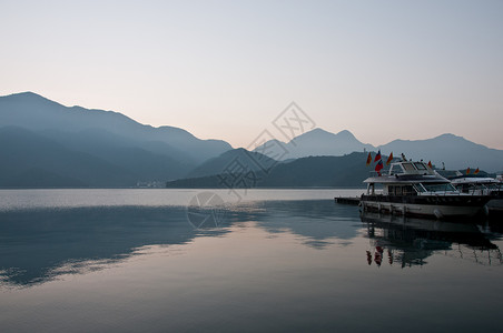 日月湖台湾的船背景图片