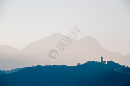 太阳月湖台湾的塔达和山丘背景图片