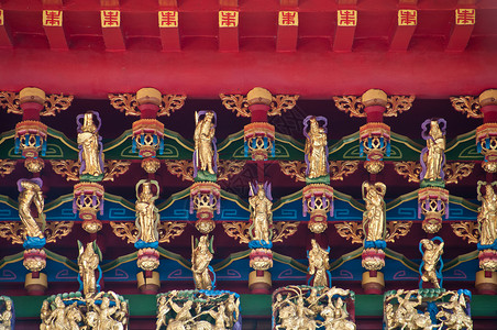 台湾庙的金色圣人偶背景图片