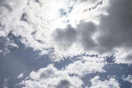 蓝色夏日天空中的云层气体水蒸气气象白色好天气背景图片