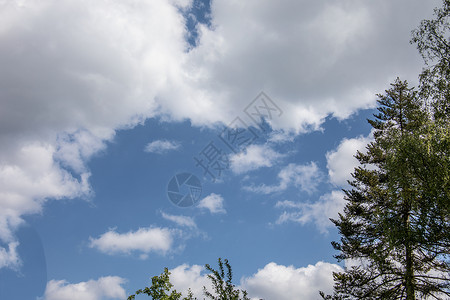 蓝色夏日天空中的云层白色好天气水蒸气气体气象背景图片