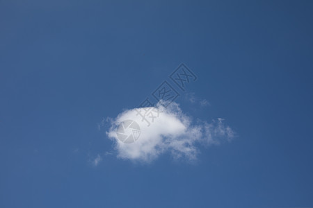 蓝色夏日天空中的云层白色水蒸气气体好天气气象背景图片