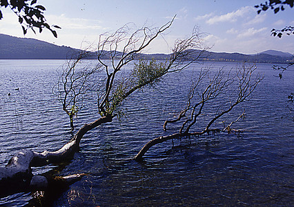 沃尔卡内费尔拉赫湖蓝色的高清图片