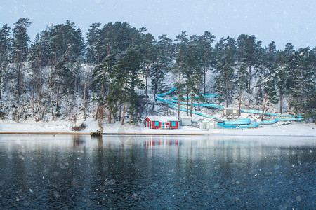 冷冻湖附近寒冷的清水和红沙滩小屋背景图片