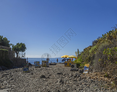西班牙 加那利群岛 特内里费岛 马斯卡 2017 年 12 月 25 日 马萨山谷的尽头 有卖船票的摊位 可以欣赏到海平面和海滩背景