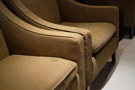 客厅的棕色沙发坐椅椅子房子房间酒店座位家具软垫风格装饰背景图片