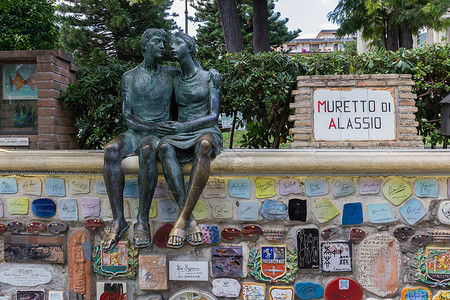 青铜墙阿拉萨西奥的穆雷托旅游城市瓷砖陶瓷纪念碑青铜安装恋人雕像友谊背景
