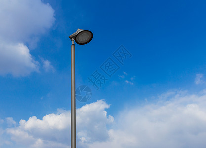 灯台对天力量活力天空聚光灯灯柱灯笼路灯金属蓝色白色背景图片