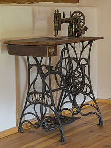阁楼房内古老木制铁缝纫机背景图片