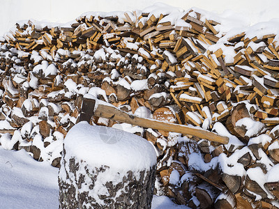 背着斧子的吴刚紧紧的斧子 挂在树干上 背着堆积的砍木柴 上面布满雪背景