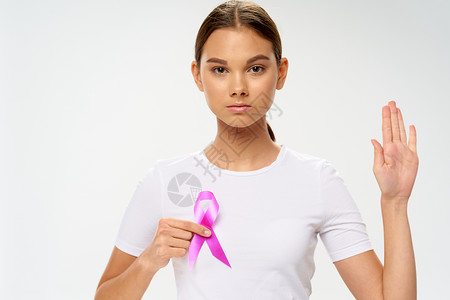 女性志愿者 带粉色丝带对抗癌症肿瘤高清图片