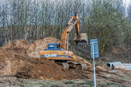 土地利用挖掘机在挖壕沟背景
