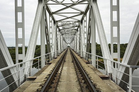 跨越河流和单轨铁路的铁路桥口背景图片