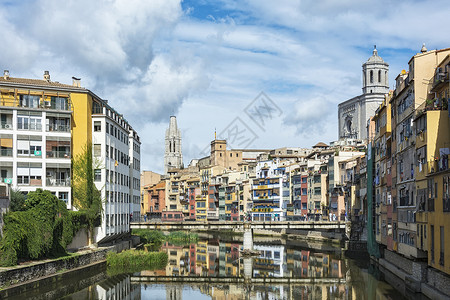 Onyar河和Girona市(西班牙 卡)的观光高清图片