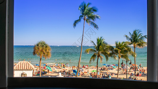 一片忙碌热带海滩景象的包头视图天空游客城市生活天堂目的地蓝色太阳假期旅游蓝天背景图片