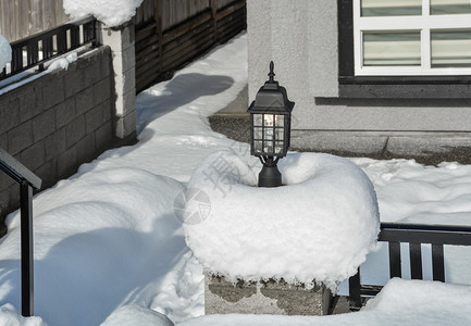 下雪时的街道灯光 小建筑形式背景图片