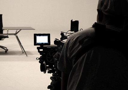 在幕后或电影制作的背后人员白色照片广播居住摄像机工作室相机花絮三脚架背景图片