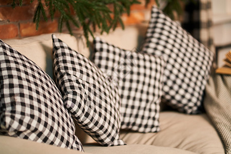 带格子衬垫的舒适沙发 温暖的家庭环境背景图片
