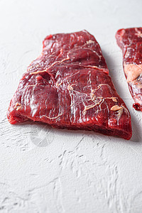 丹佛牛排Raw Flap肉 有机肉的侧切面视图在白色混凝土背景垂直选择性聚焦处特写背景